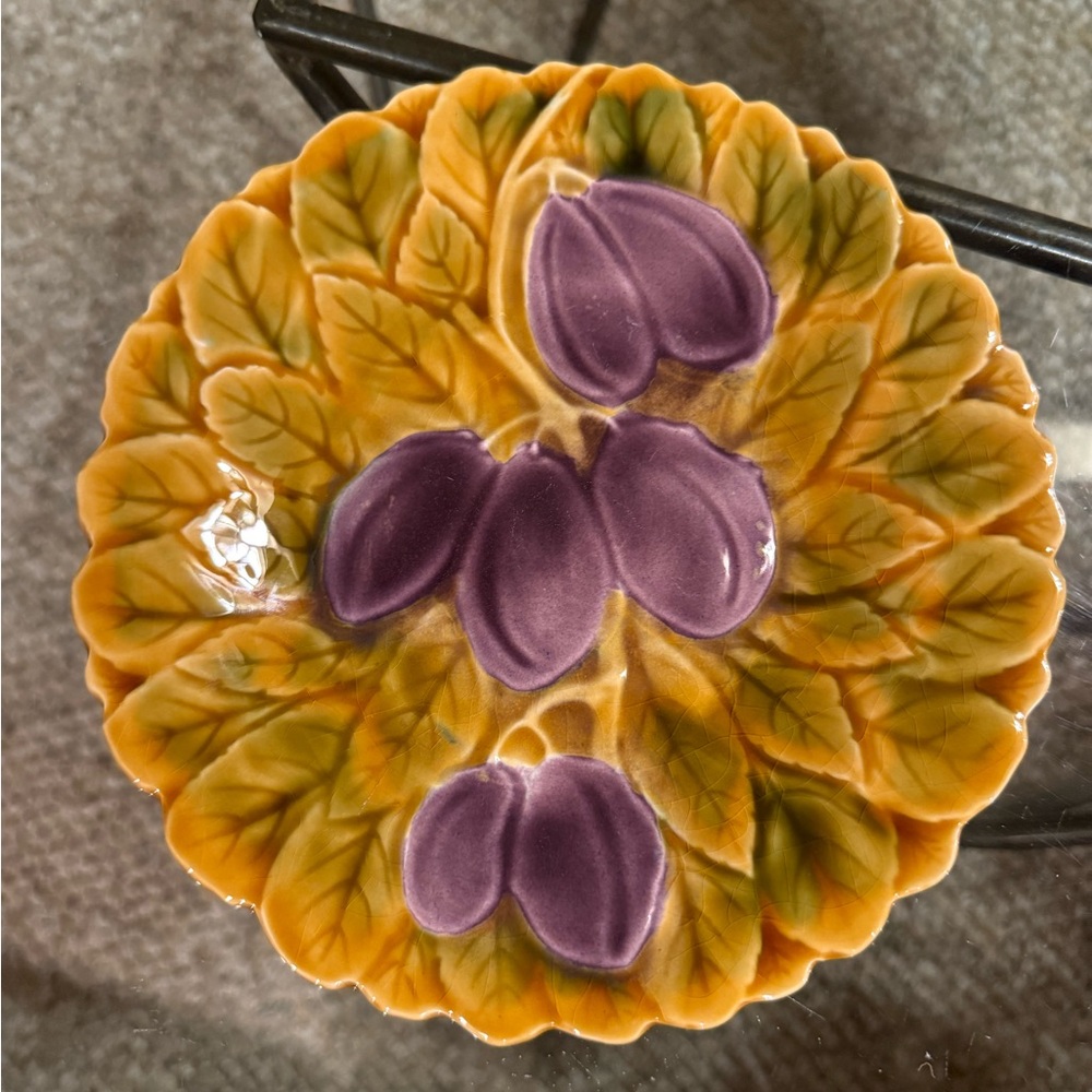 Sarreguemines Majolica Fruit plums Plate France Vintage
Dessert plate 7.5 in